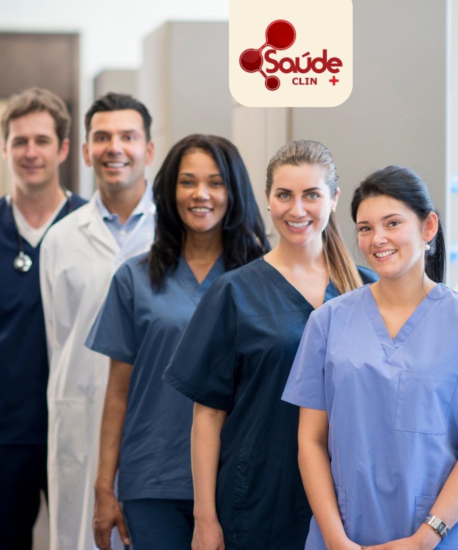 Equipe médica SaúdeClin+ em atendimento